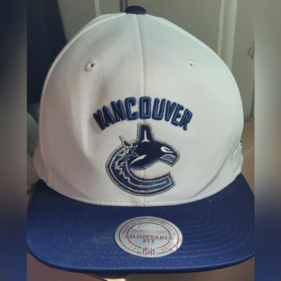 Canucks hat - Picture 4 of 4